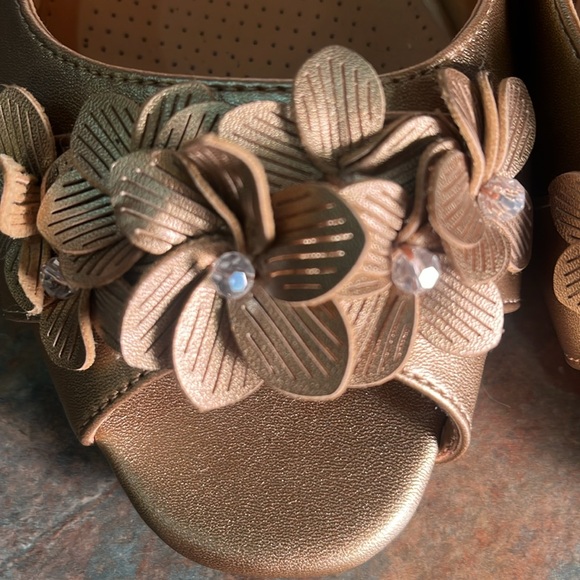 Comfortview sling back shoes, gold size 10 like new - Picture 7 of 8